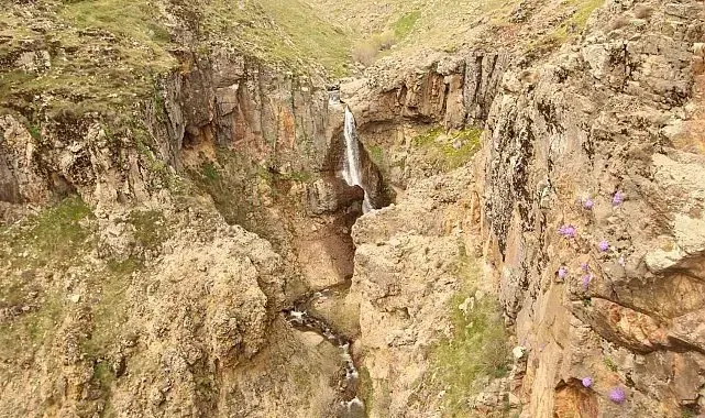 Doğanın bir armağanı gibi duran şelale görenleri mest etti