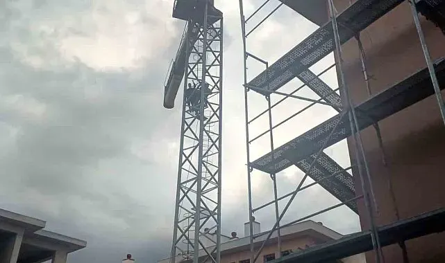 Kule vinç üzerinde eylem
