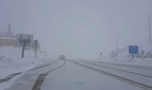 Bayburt-Erzurum kara yolunda mayıs ayında kar yağışı