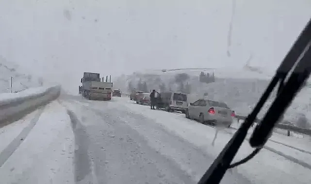 Erzurum'da Mayıs'ta kar sürprizi