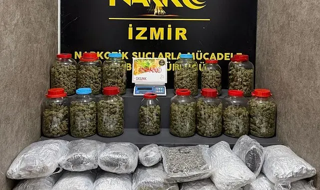 İzmir'de zehir tacirlerine operasyon: 4 şüpheli tutuklandı