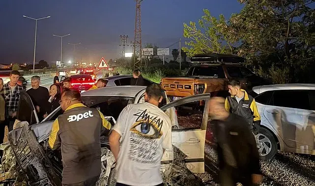 Antalya'da kontrolden çıkan otomobil park halindeki araçları hurdaya çevirdi: 4 yaralı