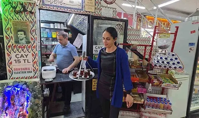 Yaklaşık 3 metrekarelik iş yerini sanat eseri niteliğinde bir mekâna dönüştürdü