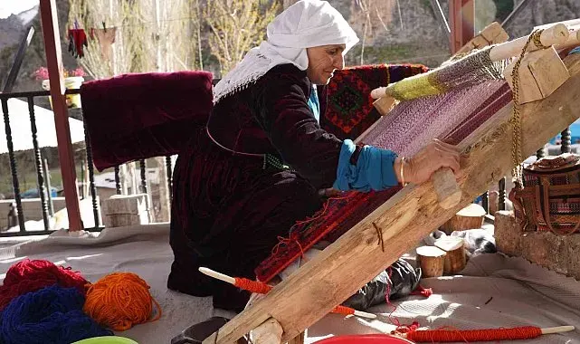 Şırnaklı kadınların ilmek ilmek işlediği seccadeler 20 bin liradan satılıyor