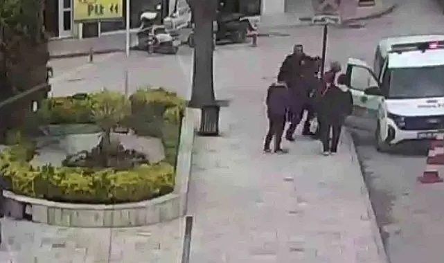 Aracından inip polis otosunun önüne geldi, hayatını Heimlich manevrasıyla polisler kurtardı