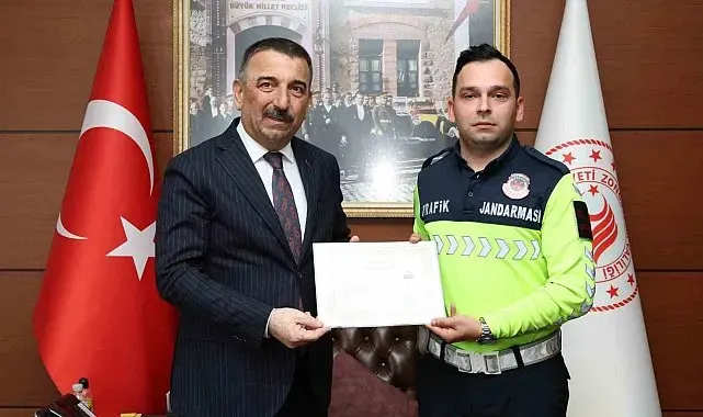 Vali Hacıbektaşoğlu'ndan trafik ekiplerine başarı belgesi