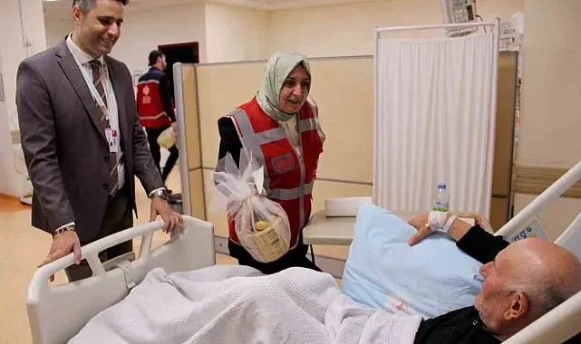 Devlet Hastanesi'nde hastaların yüzünü güldüren ziyaret