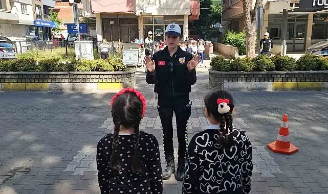 Minik trafikçilerden sürücülere kemer teşekkürü