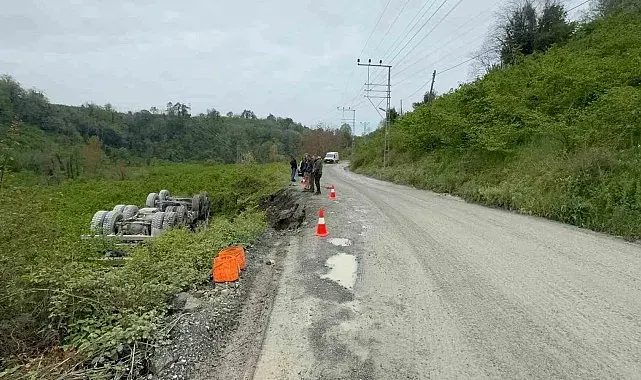Askeri limana taş götüren kamyon devrildi, sürücü yara almadan kurtuldu