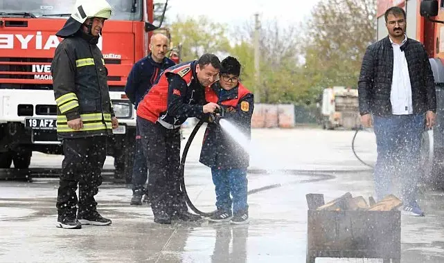 İtfaiye ekiplerinden özel bireylere yangın eğitimi