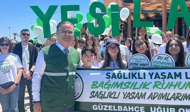 İzmir'de bağımlılığa karşı çocuklar ve velilerden 'Sağlıklı Yaşam' yürüyüşü
