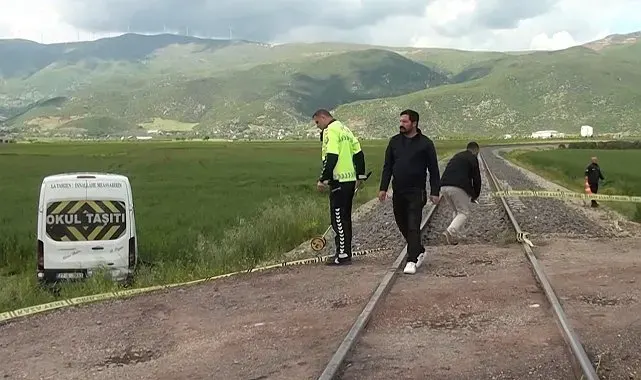 Gaziantep'te öğrenci servisine tren çarptı: 13 öğrenci hafif yaralandı