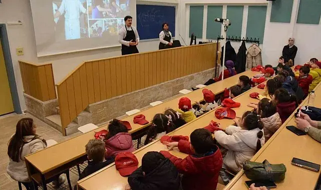Minik eller mutfakta ilk deneyimini yaşadı
