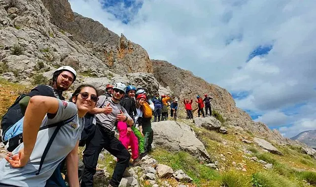45 sporcu Kemaliye'nin zirvesinde buluştu
