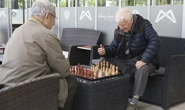 Mersin'de emekliler dolu dolu günler geçiriyor