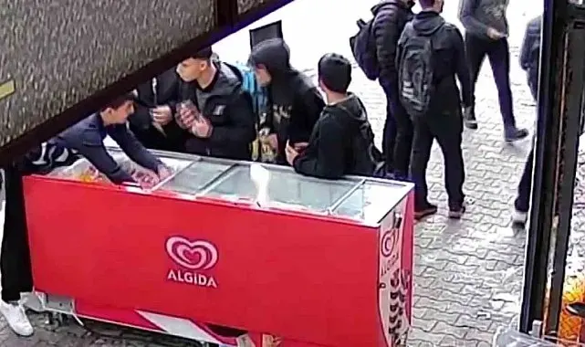 Öğrenciler dondurmaları montlarına gizleyip çaldı