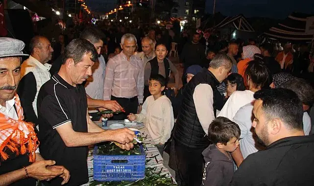 Çocukluğunda yediği salatalığı unutamayan muhtar 1 ton salatalık dağıttı