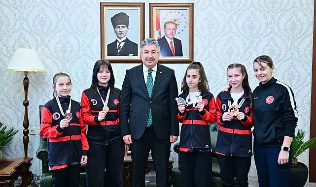 Vali Yılmaz, sporcu Gülsena Karakuyulu ve öğrencilerini makamında ağırladı