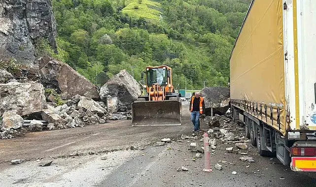Artvin'de Sarp Sınır Kapısı yolunda heyelan