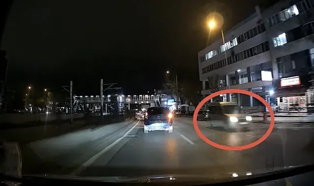 Ters yönde ilerleyen araç kameraya yansıdı
