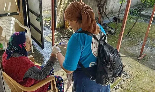 Erzin'de yaşlı vatandaşların evinde vefa temizliği gerçekleştiriliyor