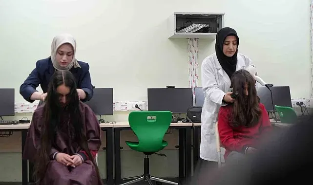 Bayburt'ta meslek öğrenen eller küçük öğrenciler için makas tuttu