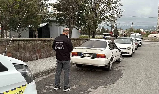 Cinayet şüphelilerinin kaçtıkları otomobil ikametlerinin yakınında bulundu