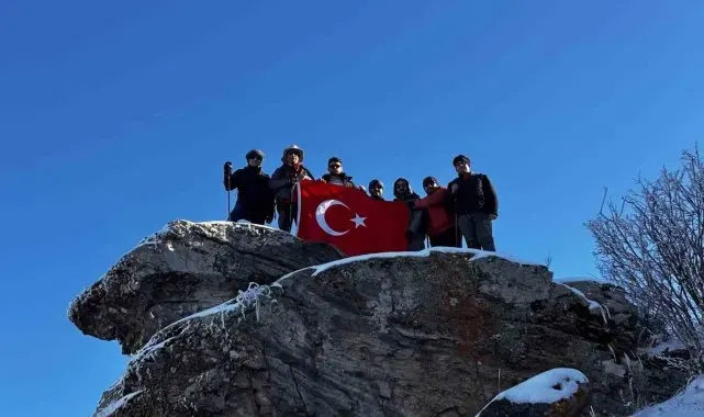 Kırşehir'de dağcılar Gönül Dağı'na çıkarak Türk bayrağı açtı