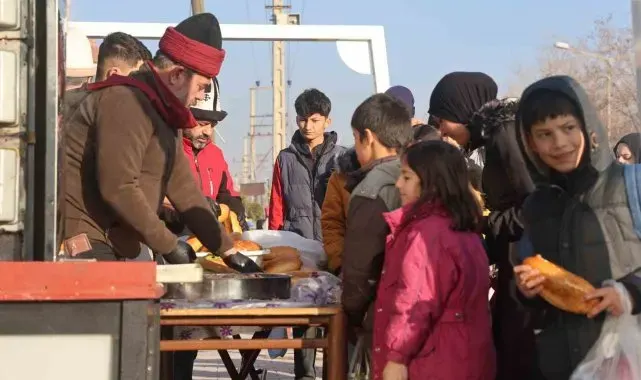 "Şivlilik" diye gelen çocuklara döner ve ekmek arası kavurma ikram ettiler