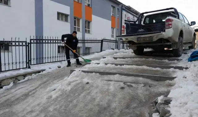 Hakkari'de Sibirya soğukları: Yollar ve merdivenler buz tuttu
