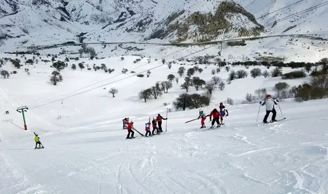 Kar kalınlığı yetersiz olan Kop Kayak Merkezi'nde kayak sezonu yeni yılda da açılamadı