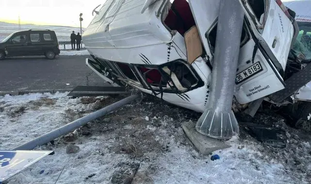 Kars'ta iki minibüs çarpıştı: 13 yaralı