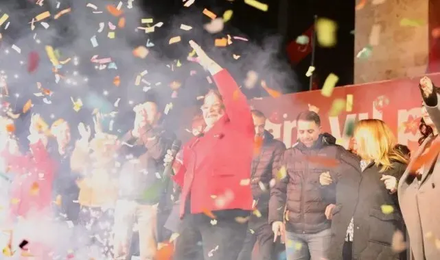 Didim'de binlerce kişi yeni yıl coşkuunu Başkan Gençay ile birlikte yaşadı