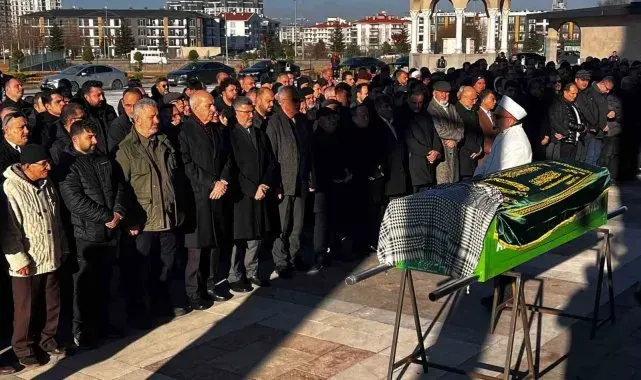 Kurtulmuş, kanaat önderinin cenaze törenine katıldı
