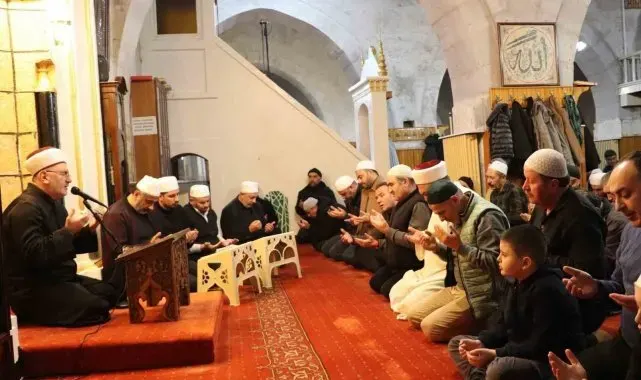 Sivas'ta eller mazlumlar için semaya kalktı