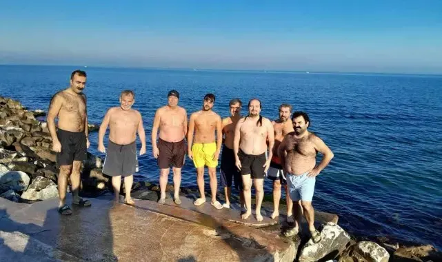 Yalova'da bir grup arkadaş 2025'in ilk gününde buz gibi suya girdi