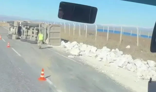 Kurtalan'da hafriyat kamyonunun devrildiği kazada sürücü yaralandı