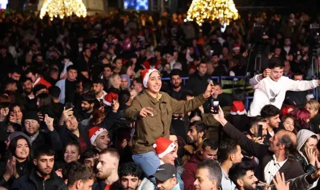 Antalyalılar yeni yıl coşkusunu Cumhuriyet Meydanı'nda yaşadı