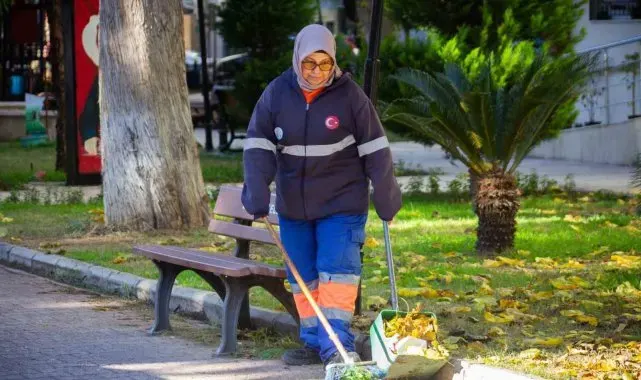 Yeni yılın ilk günü temizlik görevlileri ve pazarcılar çalıştı