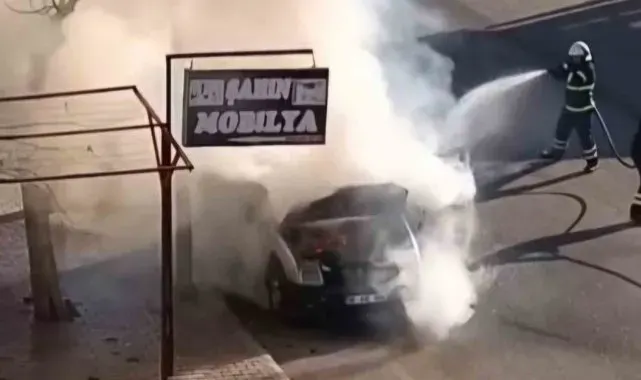 Siirt'te seyir halindeyken alev alan araç kullanılamaz hale geldi