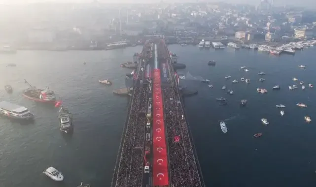 Galata Köprüsü'nde düzenlenen Gazze'ye destek yürüyüşüne balıkçılar tekneleriyle katıldı