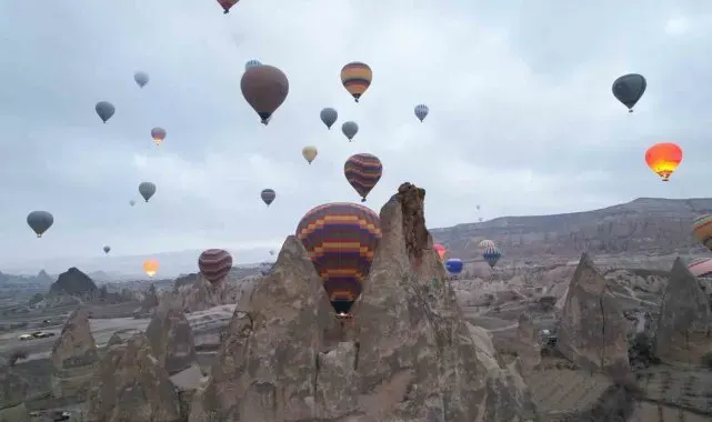 Kapadokya'da turistler yılın ilk güneşinin doğuşunu sıcak hava balonlarında izledi