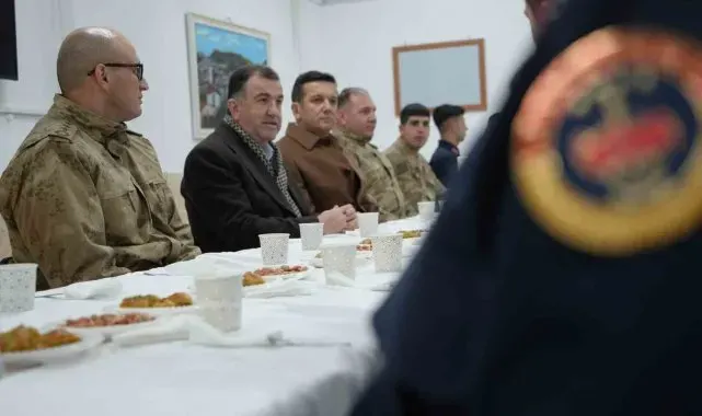 Bayburt'ta yeni yıla görevi başında giren güvenlik güçleri ve sağlık çalışanları unutulmadı