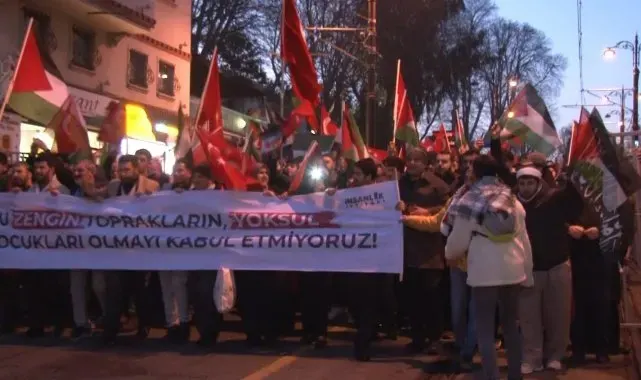 Yılın ilk gününde Gazze için binlerce kişi Galata Köprüsü'ne akın etti