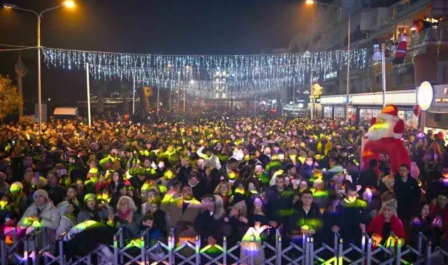 Kuşadası 2025 yılına sokak partisiyle hoş geldin dedi