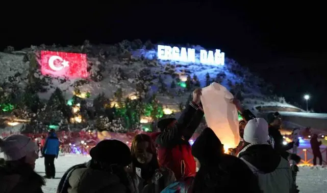 Ergan Kayak Merkezi'nde meşaleli kayak, havai fişekli renkli yeni yıl coşkusu