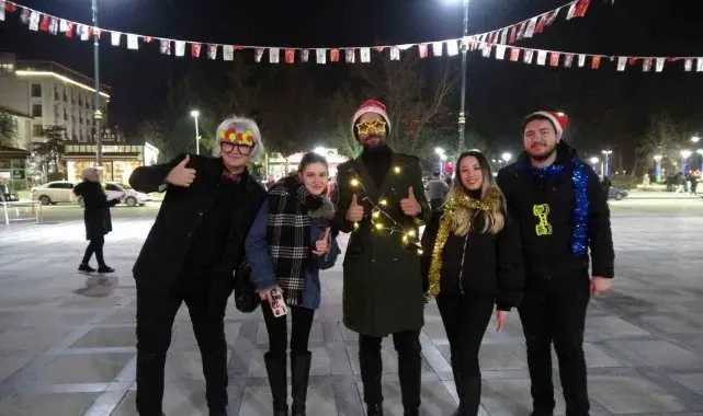 Burdur'da yılbaşı Cumhuriyet Meydanı'nda coşku ile kutlandı