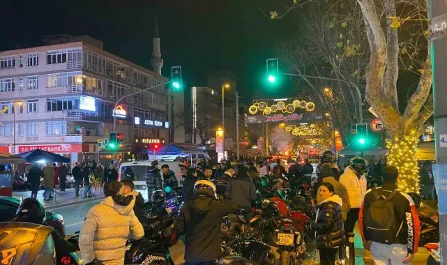 İstanbul Bağdat Caddesi'nde vatandaşlar 2025'e havai fişek gösterisiyle girdi