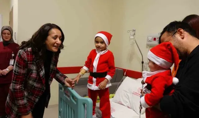 Burdur Valisi Bilgihan'dan hastanede yatan hastalara yılbaşı ziyareti