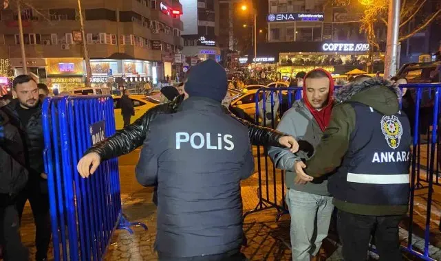 Ankara'da vatandaşlar yeni yıla Kuğulu Park'ta girdi